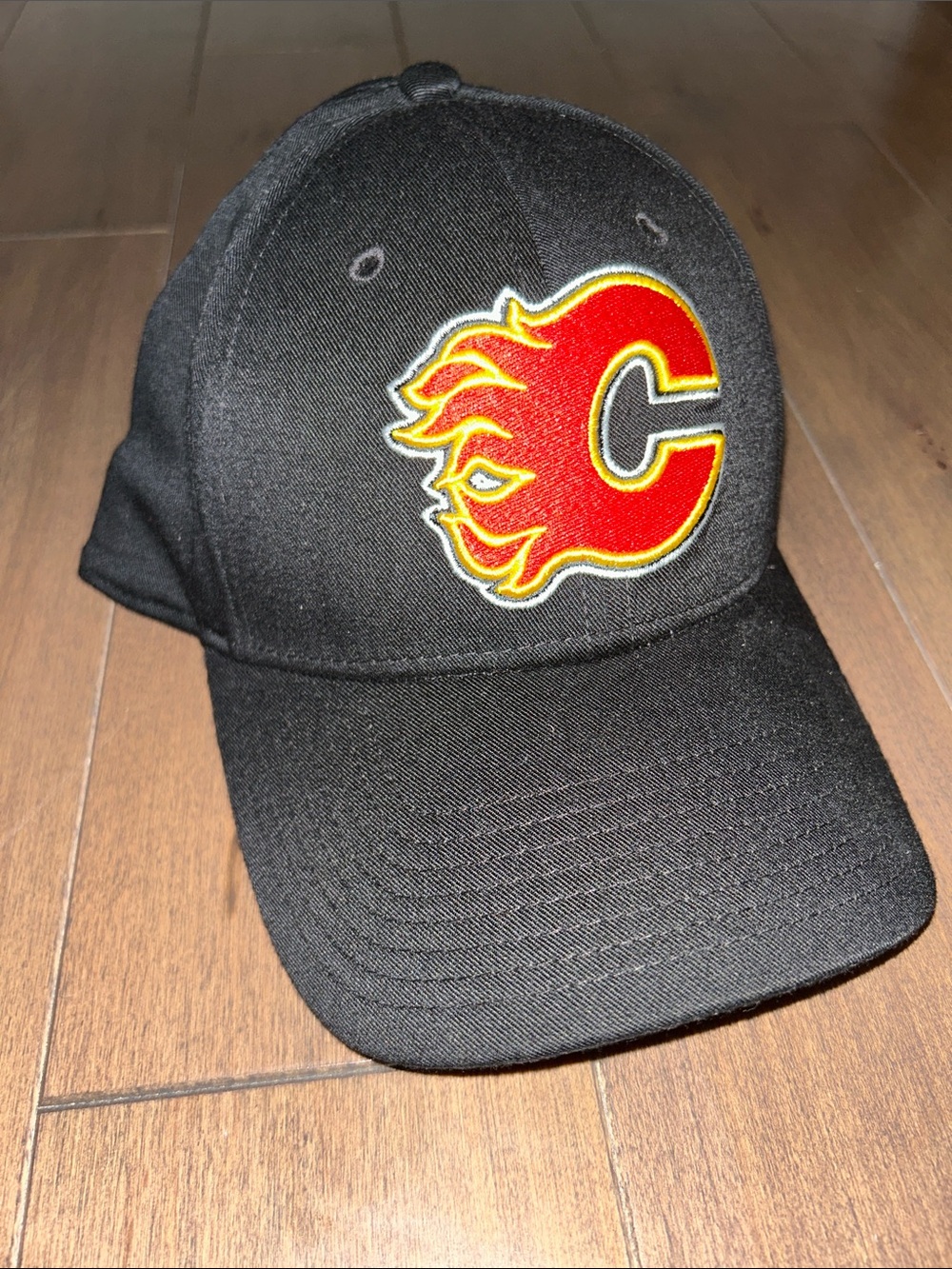 Calgary Flames Fanatics NHL Black Baseball Cap - Red & Yellow Logo